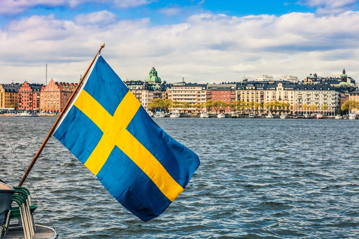 https://clickchain.ru/wp-content/uploads/2018/04/stockholm-blick-auf-die-innenstadt-und-die-schwedische-flagge-istock_64527691_xlarge-2.jpg