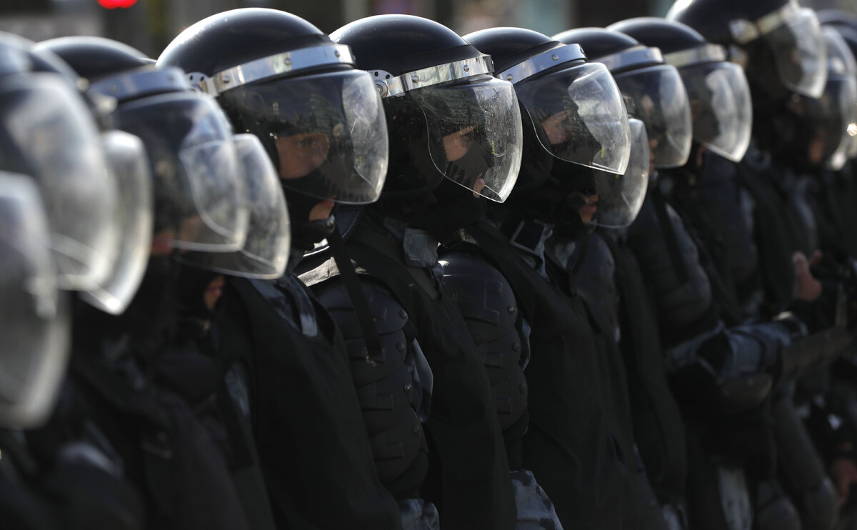 Росгвардия выполняет незаконный приказ по разгону митинга за честные выборы. Власти не нравится, что у человека может быть другое мнение - и полиция таких людей  берет в заложники. Свободных граждан пытают и убивают как скот.