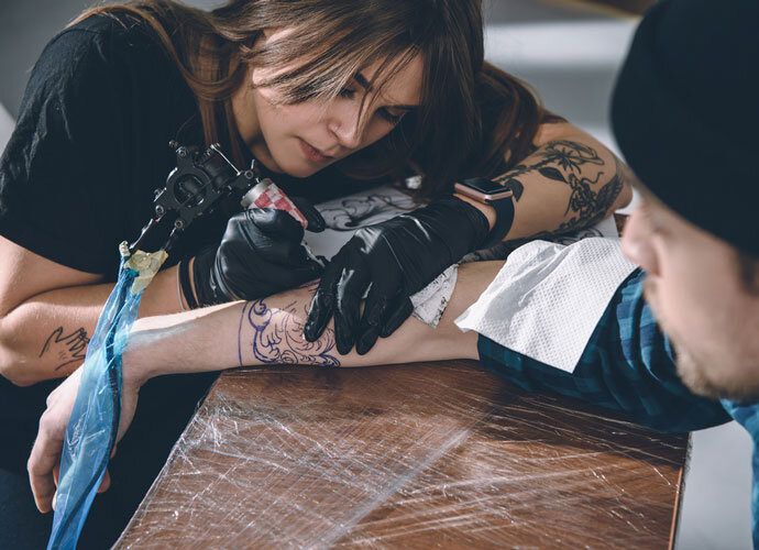 Мастер в тату салоне
