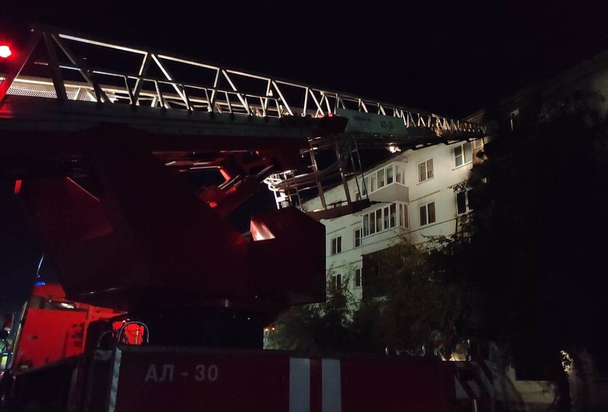 Это  к моему балкону пожарники лестницу  тянут в 4 часа утра.