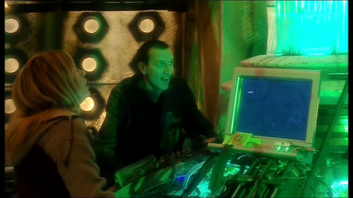 Роза и Доктор в ТАРДИС