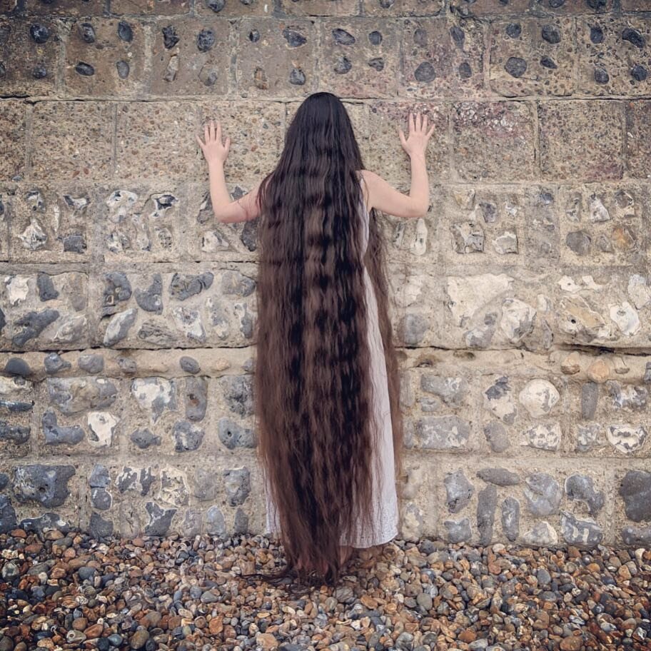 волосы до пола.