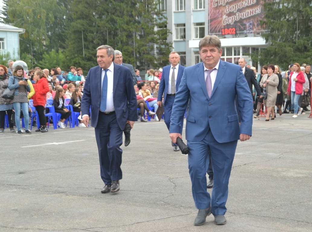 Лихорадку Эбола подарили мэру Бердска в 303-й день рождения города |  Драга.Лайф | Дзен