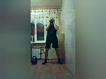 В данном случае стараемся выжимать гирю без помощи ног, исключительно за счет силы рук. 