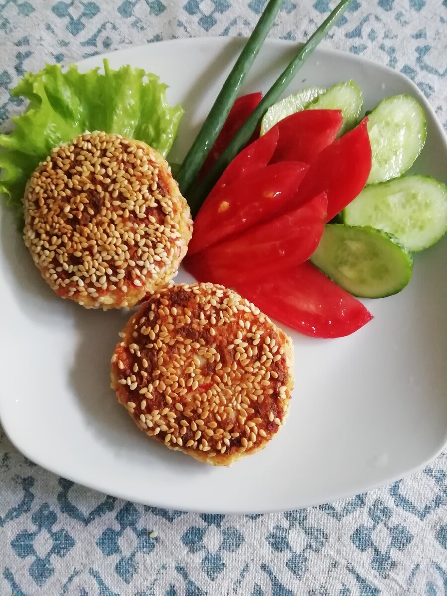 Булочки для сэндвичей. Узбекские булочки с кунжутом. Булочка с сыром и кунжутом. Майская булочка. Крабовые котлеты в ресторане.