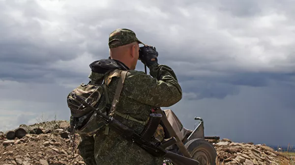 Военнослужащий Народной милиции ЛНР на позициях у линии соприкосновения в Донбассе. Архивное фото.