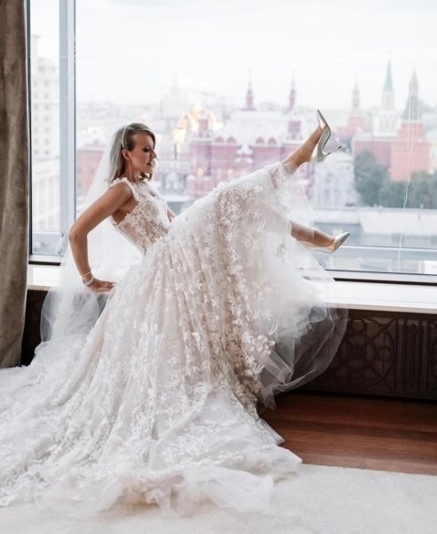 Битва невест: чье свадебное платье лучше — Ксении Собчак или Паулины Андреевой?