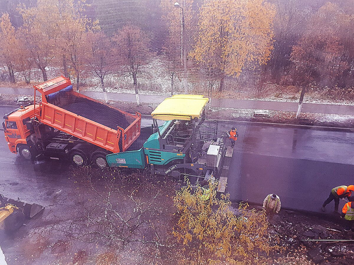 Процесс укладки асфальта осенью
