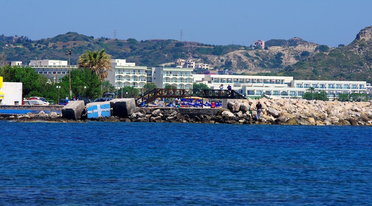 Два белых корпуса слева - это и есть "Apollo beach"