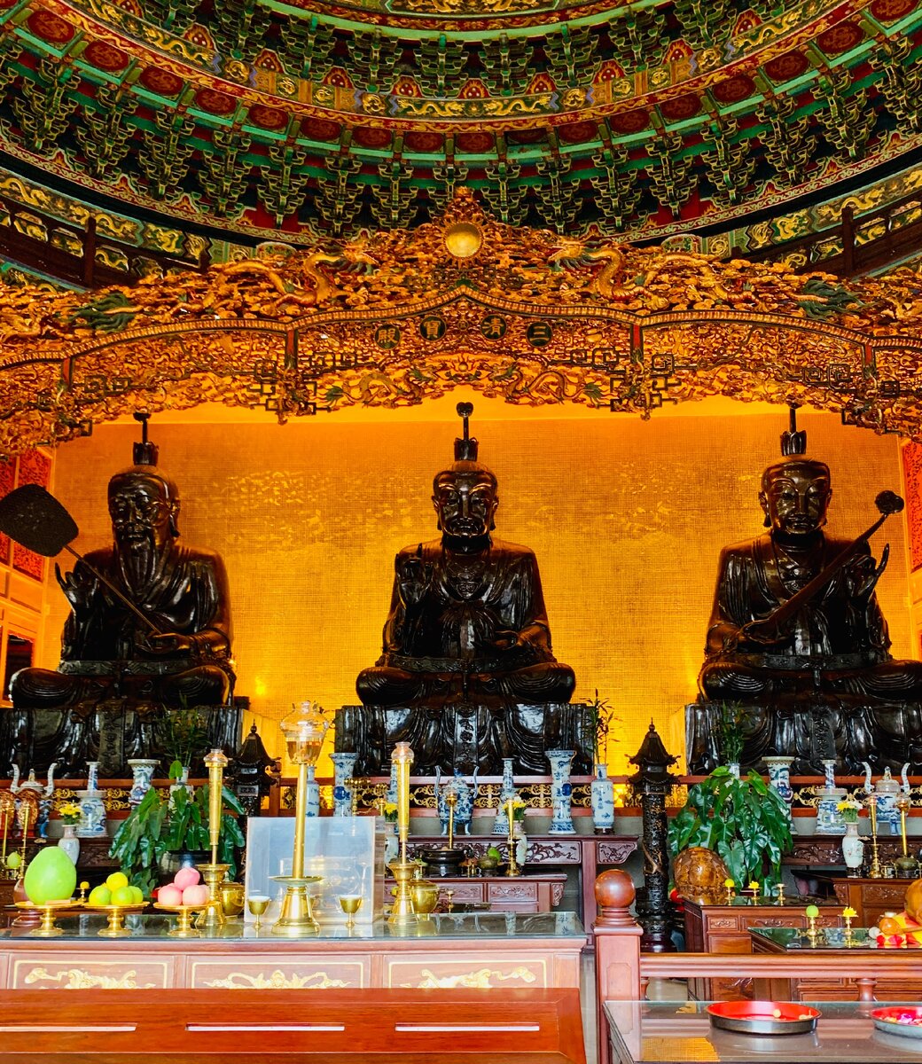 Три авторитетных божества в даосизме: Юйцин, Тайцин и Шанцин. 