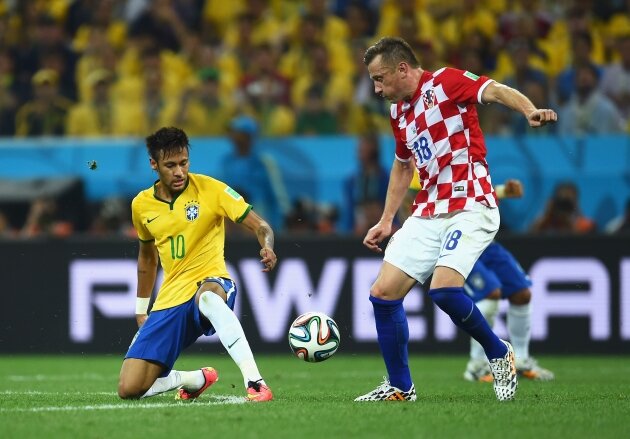 Возрастной Ивица Олич (справа) часто ставил бразильцев в тупик. Фото Getty Images