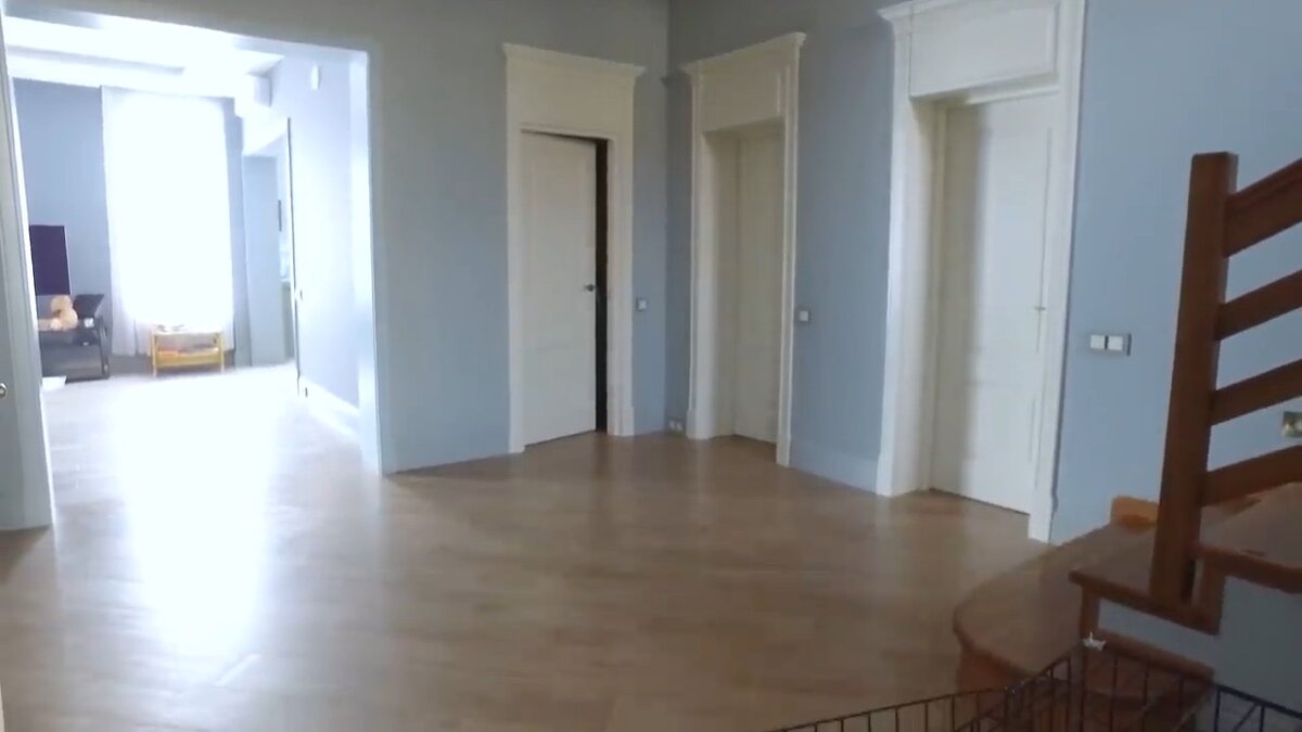 Вход в гостиную, постирочную, санузел и гостевую спальню