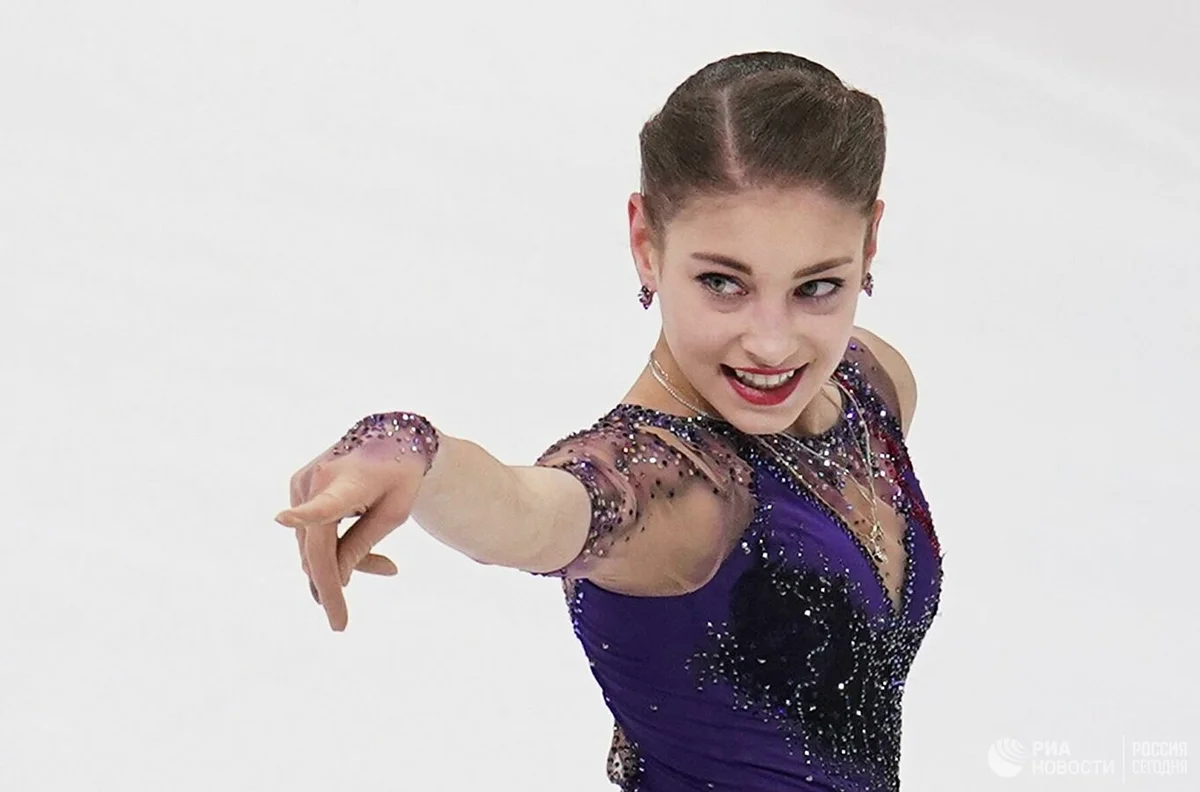 "На Канаду!" - как бы говорит подругам Алёна Косторная. Фото: РИА Новости.