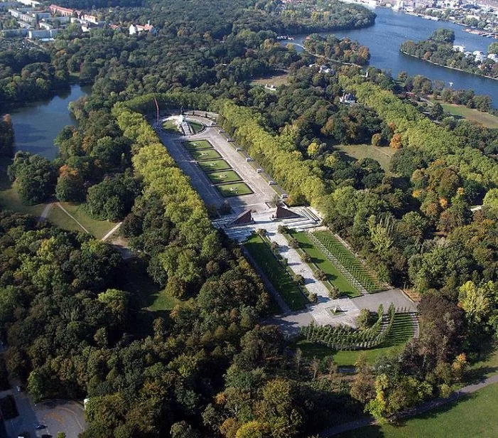 Трептов парк с высоты птичьего полета.