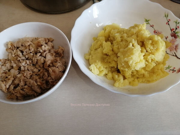 жареный с луком фарш и предварительно свареный размятый картофель