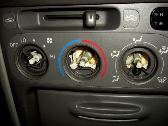 В данном фото отчёте производится замена ламп подсветки центральной консоли на Toyota Corolla E110 своими руками.-2