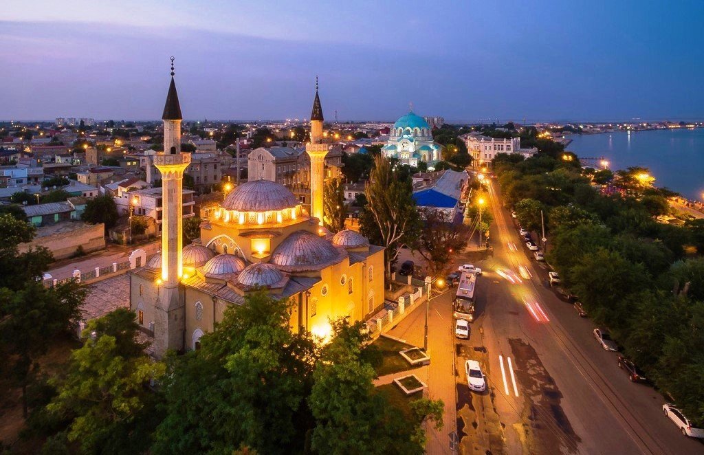 Мечеть и Николаевский собор у набережной им. Терешковой