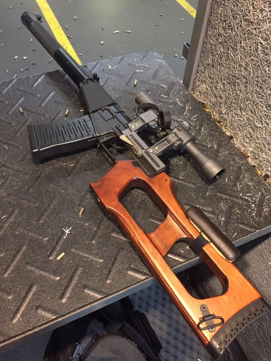 Принцип работы автоматики — газоотвод. Запирание осуществляется поворотом личинки затвора при поступательном движении затворной рамы — с запиранием на шесть боевых упоров. Ударно-спусковой механизм обеспечивает как ведение огня одиночными выстрелами, так и стрельбу очередями. Надо заметить, ведение автоматического огня через глушитель, вне зависимости от его конструкции, всегда негативно сказывается на качестве глушения. Пороховые газы не успевают рассеяться и охладиться, не успевает упасть давление. Винтовка ВСС имеет интегрированный в конструкцию глушитель расширительного типа с переотражающими ударные волны пороховых газов кольцевыми элементами-диафрагмами. Ствол имеет несколько отверстий для сброса давления в заднюю полость глушителя (что и отличает интегрированный глушитель от обычного). Для чистки и хранения глушитель может быть отделён, однако стрельба без него запрещена. Глушение звука выстрела основано на интегрирующем принципе. При прохождении пули мимо множества отверстий в стенках ствола пороховые газы проникают через них в расширительную камеру глушителя не сразу, а последовательно. При таком последовательном расширении раскалённых пороховых газов их температура падает, следовательно, сокращается объём и «выхлопное» давление. Кроме того, при вышеописанном процессе единый звуковой выхлоп дробится на многие составляющие. Остаточные звуковые волны, отражаясь от косо поставленных перегородок сепаратора, накладываются друг на друга в противоположных фазах и взаимно поглощаются.Прицельные приспособления винтовки состоят из открытого механического прицела (на задней части глушителя регулируемый целик, градуированный до 400 м, и размещённая на дульной части глушителя мушка с защитной стойкой), а также бокового кронштейна для крепления ряда оптических и ночных прицелов. В частности, штатного оптического прицела ПСО-1-1 (отличающегося от ПСО-1 иной прицельной сеткой под намного более крутую траекторию пуль патрона СП-5 и СП-6) и прицела ПСВ (1П43).

ВСС оснащена деревянным нескладным прикладом, весьма схожим по конструкции с прикладом винтовки СВД, но с более широкой и удобной рукояткой управления. Приклад снимается для уменьшения габаритов при хранении оружия.

На базе ВСС разработан и принят на вооружение автомат специальный АС «Вал». От ВСС он отличается наличием складного металлического приклада, пистолетной рукоятки, 20-зарядным магазином, вместо 10-зарядного (магазины взаимозаменяемы). Снаряжаться магазин может обоймами.

На ВСС имеется крепление типа «ласточкин хвост», вследствие чего может прикрепляться прицел типа ПСО-1, ПСВ (1П43), любой штатный ночной прицел (МБНП-1, НСПУМ, НСПУ-3,), а также прицелы типа ПО 4 × 34 со специальным переходником и комбинированный оптический прицел КОП-2; на кожухе глушителя также установлен открытый секторный прицел.

Наряду с этими возможностями винтовки ВСС, существенно расширился выбор прицелов, как оптических, так и ночного видения. По требованию заказчиков КГБ и ГРУ снайперские винтовки ВСС комплектовались различными прицелами: для КГБ — оптическим дневным бесподсветочным ПСВ (1П43) и ночным бесподсветочным МБНП-1 (1ПН75), а для спецназа ГРУ — соответственно — дневными ПСО-1-1 и ПО 4 × 34 и ночным — НСПУ-3 (1ПН51).

Специально по заказу КГБ для обеспечения скрытой переноски винтовка может разбираться на три узла (ствол с глушителем, ствольная коробка с ударно-спусковым механизмом и приклад) и вместе с дневным прицелом ПСВ (1П43) и ночным МБНП-1 (1ПН75) и тремя магазинами упаковывается в чемоданчик типа «Дипломат» размерами 450 × 370 × 140 мм, причем время, необходимое для перевода оружия из транспортного положения в боевое, составляет не более одной минуты. В комплект винтовки ВСС входят сумка для переноски прицела, четырех магазинов, ЗИПа, а также сумка для переноски винтовки[6].

Ресурс ВСС официально составляет 1500 выстрелов, но при своевременном уходе, чистке и смазке это оружие выдерживает до 5000 выстрелов без ухудшения качества боя.

ВСС не является полностью бесшумным оружием. Звук выстрела приблизительно соответствует малокалиберной винтовке и может быть различён лишь в тишине, что значительно лучше, чем у оружия с глушителями. Однако, оружие, оснащённое глушителем и использующее, как и ВСС, дозвуковой боеприпас, зачастую способно иметь сопоставимую громкость выстрела