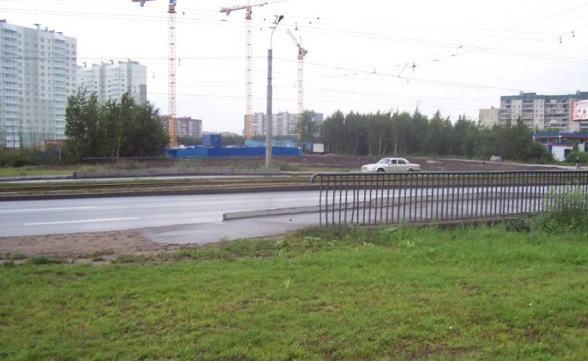В 2008-м еще немного угадывается углубление под мостом.