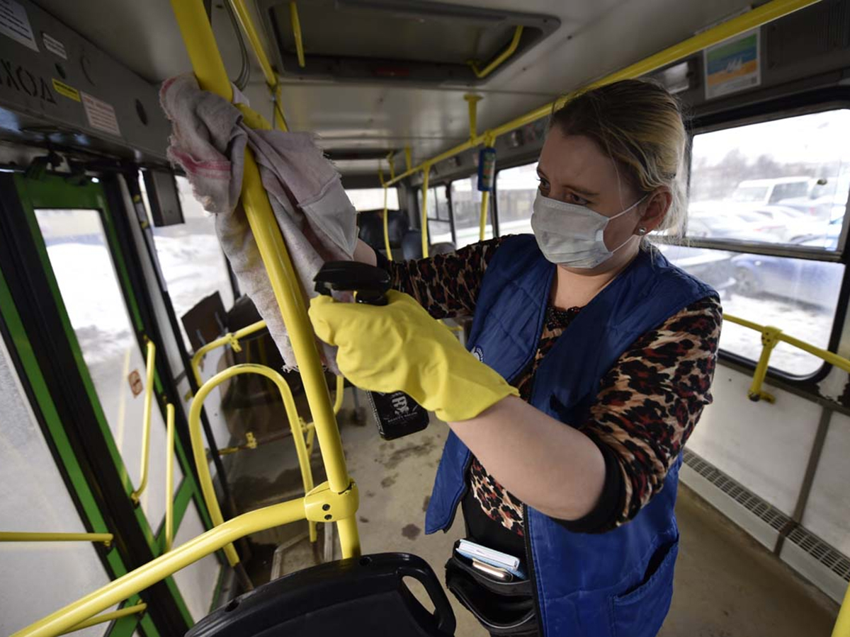 Контролер общественного транспорта. Люди в масках в транспорте. Проезд сотрудников общественным транспортом. Кондуктор. Форма контролеров на транспорте.