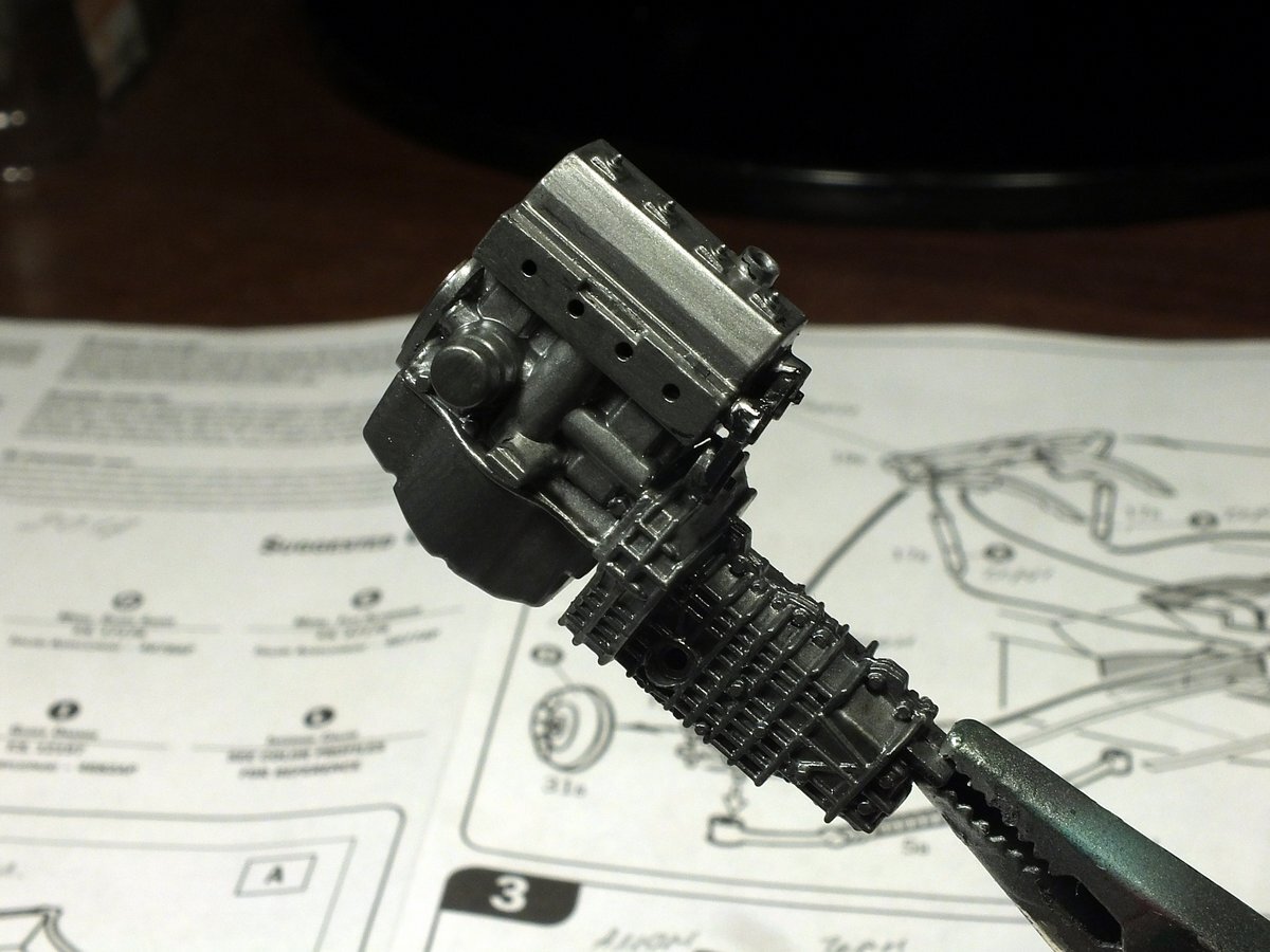 Двигатель окрашивается металликом стального цвета.