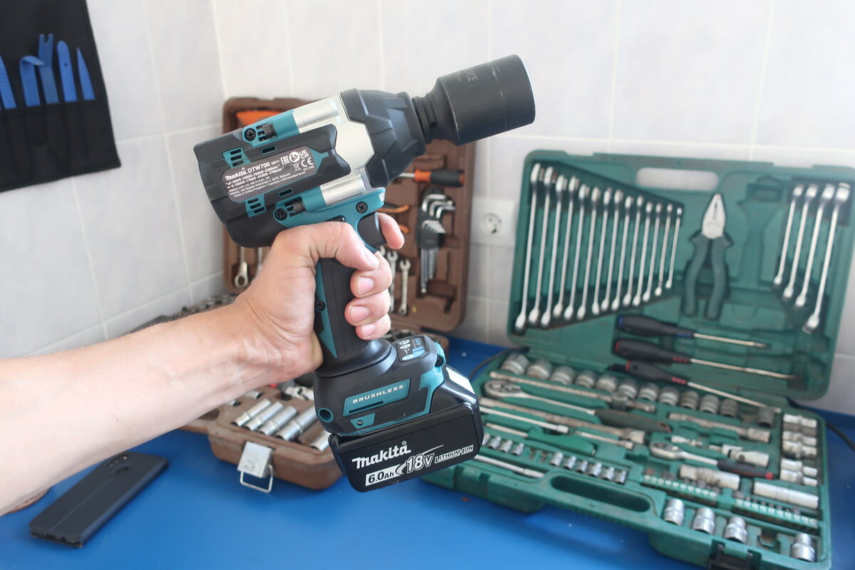 ударный гайковёрт Makita DTW700 18 Вольт