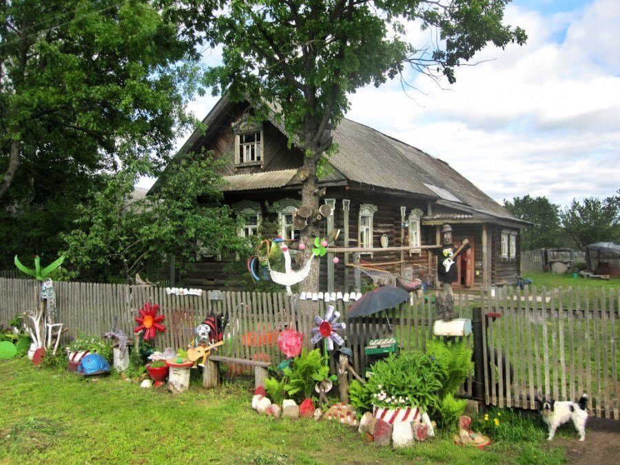 Своя деревня. Деревня двор огород палисадник. Деревенский дом с огородом. Домик в деревне с огородом. Деревенский домик с огородом.