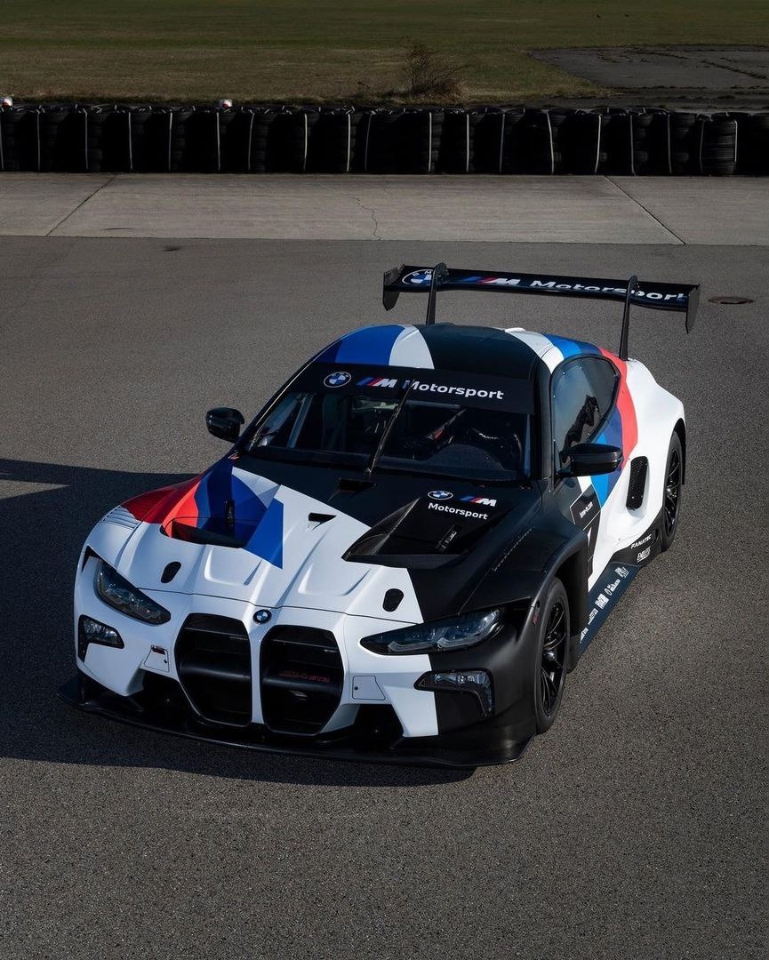 Поклонники быстрых BMW ждут сентябрьской премьеры дорожного купе BMW M4. Между тем не меньшее волнение, наверное, испытывают спортсмены, которым предстоит освоить гоночный вариант машины, BMW M4 GT3. На днях немцы вывели тестовый образец из ворот завода в Дингольфинге, дабы отправить двухдверку во Францию на серийные испытания . Производитель поясняет, что M4 GT3 придёт на смену гоночному купе M6 GT3 начиная с сезона 2022-го. Хотя в отдельных гонках M4 GT3 выступит уже в 2021 году с целью оценки машины в условиях соревнований.