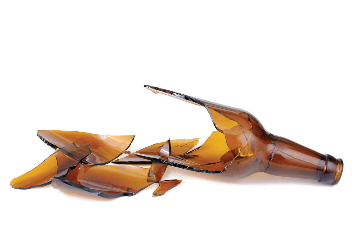 Битое бутылочное стекло. Разбитая стеклянная бутылка. Битые бутылки. Разбитые стеклянные бутылки. Разбитая бутылка.