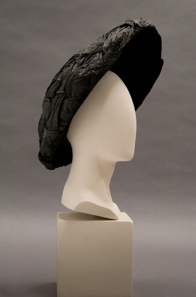 Rose Valois, Париж, шляпка из папиросной бумаги, 1930, FIDM Museum, Лос-Анджелес, официальный сайт - www.fidmmuseum.org 