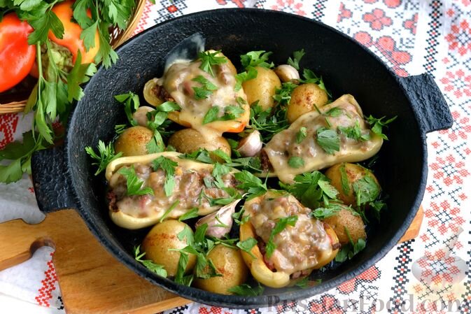 перец сладкий, фарш свиной, лук репчатый, помидор, чеснок, паприка молотая, соль, сыр твёрдый, картофель, масло оливковое, петрушка свежая (для подачи)