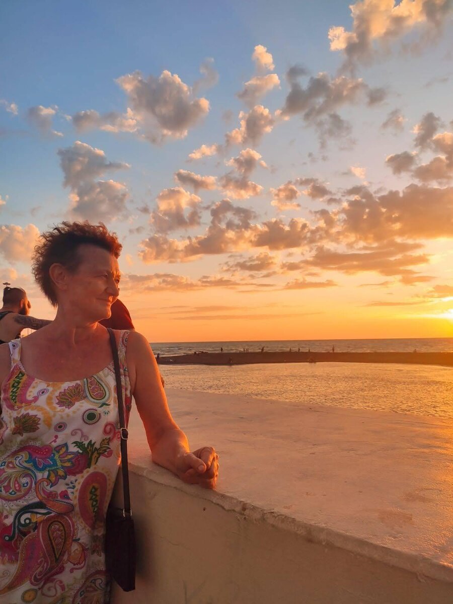 Закат случается везде и у всех. У природы он красивый, им любуются. А у людей  в жизни- грустный , у некоторых- печальный.