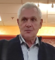 Еще в советское время Михаил Иванович, тогда еще просто Мишка - тракторист, побывал за границей. За безотказность и ударную работу председатель колхоза ходатайствовал перед вышестоящем областном начальстве о выделении тридцатипроцентной путевке в Болгарию. Путевка вообще стоила сто тридцать рублей. Половина Мишкиной месячной зарплаты. Отдых дело прекрасное, да еще за рубежом. Мишкин отец, когда - то был послан в Москву, на ВДНХ охранять племенного быка. Он был опытный в поездках и дал сыну практические советы, что с собой брать. Мишка взял с собой полчемодана сала и свой фирменный самогон. Последнее, как оказалось напрасно. Болгарская ракия ничем не уступала его продукции. Ни цветом, ни запахом, ни вкусом. Вот разве что крепостью. Как и в колхозе Мишка сразу завоевал популярность своей безотказностью и мужским обаянием. Высокий, румяный, кучерявый, ну прямо олицетворение колхозной производительности. Вся мужская часть группы после ужина шла в Мишкин номер. На сало. Благо в номере был большой круглый стол. Позже подтягивалась остальная часть группы. На следующее утро, за завтраком, дегустаторы сала проводили бесплатную рекламу. Известность сала выходила за пределы туристической группы. В отеле проживали граждане других иностранных государств. И хотя контакты с иностранцами не рекомендованы, Мишкина общительность и гостеприимность, а главное аромат сала с чесночком, привлекали любопытные носы. Как - то вечером в дверь Мишкиных апартаментов просунулось сразу два иностранных носа. Судя по бутылкам в руках обладателей этих носов, один был немец, другой англичанин. Первый нос пришел с бутылкой шнапса, второй с бутылкой виски. При проверке шнапс оказался водкой низкого качества, а виски подкрашенным самогоном двойного перегона. Закончив дегустацию иностранных напитков, Мишка предложил попробовать самый гонимый продукт коллективного хозяйства Советского Союза. При обсуждении вкусовых качеств, триумвират, как это водится во всех мужских компаниях, плавно перешел к обсуждению второстепенных составляющих мужского жития - бытия. Хвастаться, так определил Мишка эту часть симпозиума.