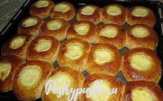 Классическим считается рецепт ароматных дрожжевых булочек с мягкой творожной начинкой. В творог по желанию можно добавлять различные топпинги: цукаты, изюм или другие сухофрукты.