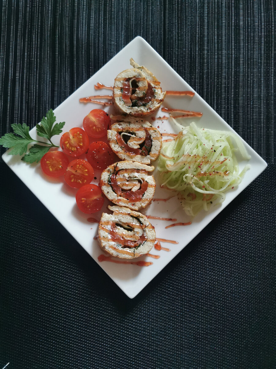 Яичные роллы с форелью, творожным сыром, лингвини из огурца и черри