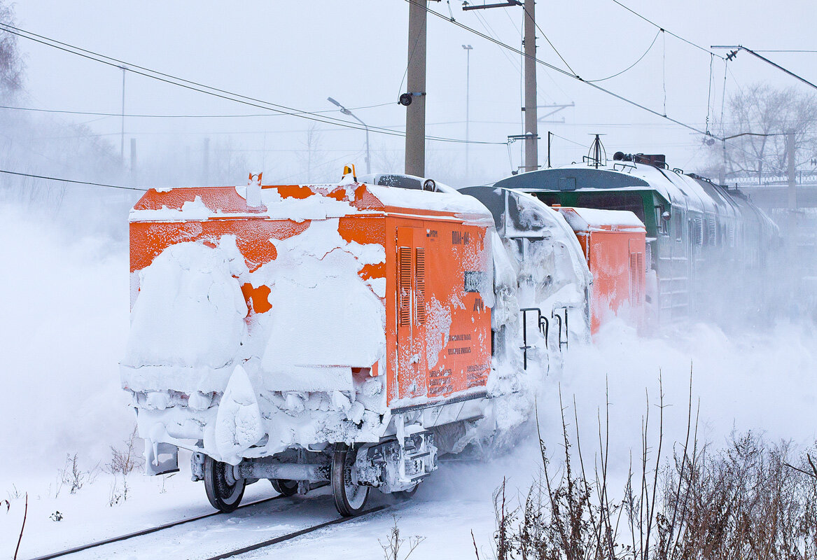 Пневмочистительная машина ПОМ-1М - потоком воздуха выдувает снег с пути