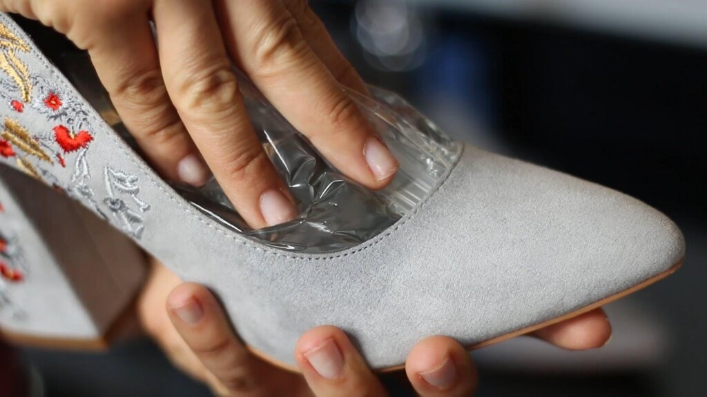 Для растяжки можно использовать заморозку. Внутрь обуви предварительно укладывают пакеты, наполненные водой. Замерзшая вода становится несколько больше в объеме и растягивает обувь. Только следует быть предельно аккуратным и использовать только целые и хорошо закрытые пакеты. После того, как обувь вытащена из морозилки, вода должна сама растаять, чтобы пакеты легко можно было вытащить.