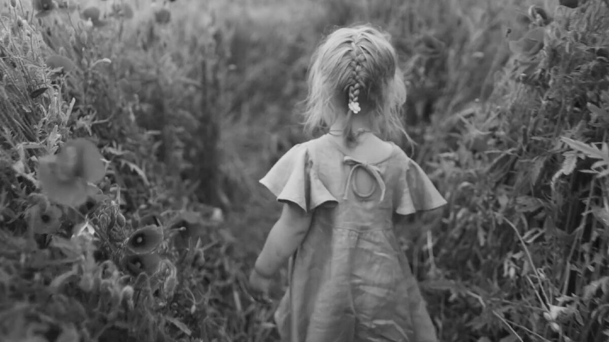 
Когда я была совсем девчонкой каждое лето меня отправляли в деревню к бабушке. Там все было по-другому, не как в городе. Бабушка держала кур, кроликов, свиней, у нее был большой огород и всегда пахло пирогами. 
 
И жить там было куда интересней: там была речка и лес, ягоды можно было есть прямо с грядки, можно было залезть на сеновал, спрятаться от всех и как из засады сверху наблюдать, кто куда пошел и что делает. 
 
Ну и распорядок дня был другой. Бывало проснешься утром, бабушка уже давно ушла на работу, на столе крынка молока и пирожки, бережно накрытые полотенцем, а в окно, забравшись на собачью будку стучит подружка, у нас с ней куча неотложных дел от поиска клада до усмирения соседской собачки. 
 
Но не так все просто. Открываешь дверь, а на крылечке стоит огромный короб, который нужно набить травой для кроликов и только потом идти гулять, или большая корзина, а в ней пара перчаток — это значит сегодня надо нарвать крапивы для свиней. 
 
Если пренебречь бабулиным молчаливым приказом, можно и получить. Мы с Ленкой (которая сейчас живет в Германии) рвали ту траву вместе, чтобы быстрей можно было убежать на прогулку. И прогулка эта длилась весь день. 
 
Я научилась ухаживать за огородом, выращивать кур, кроликов и свинок. Я помню, как к бабушке приехала моя мама с подружкой и бабуля выдала им курицу с просьбой ощипать. Эти городские тети ничего умней не придумали, как выдергивать перья щипчиками. 
 
Нам с бабушкой это показалось крайне смешным. 
 
Как-то разговаривала со своим сыном о моем детстве, рассказывала чем мы занимались, во что играли, как было весело, а он постоянно спрашивал: а что такое крынка, а коромысло, не кусали ли меня свиньи и зачем на рану лепить подорожник. 
 
И мне стало грустно, потому что у меня не хватало слов, чтобы объяснить ему, что играть в казаки-разбойники, ходить в лес за грибами, купаться в речке до состояния, когда уже зуб на зуб не попадает и ночью лазать в огород к соседям гораздо интереснее, чем сидеть за планшетом целый день и гораздо полезнее. 
 
По данным Росстата в 2019 году среди подростков от 14-18 лет 15% страдали ожирением, а в возрасте до 13 лет — это составляло 30%, то есть каждый третий. 
 
В деревне начиная с июля и заканчивая октябрем все время что-то мариновалось, солилось, варилось, квасилось. А мой сын не понимает, зачем варить варенье, если его можно просто взять и купить. 
 
И как объяснить, что ничего вкуснее, чем «изумрудное варенье» из крыжовника, по фирменному рецепту его прабабушки, это самое вкусное, что можно себе представить. 
 
Потому что дом в деревне давно продан, лес вырублен, а речушка закована в бетонное русло, ибо город протянул свои жадные щупальца туда, где прошло мое босоногое и такое счастливое детство. 
 
И вот прекрасная советская актриса Клара Лучко тоже так считает: 
 
— Доводится вам бывать в деревне, ходить босиком? — к сожалению, только на даче. Когда приезжаю на дачу, захлопываю калитку и забываю, кто я и что я. Хожу босиком, в драных джинсах, не смотрюсь в зеркало — отдыхаю на природе. Я люблю запах весенней земли. Когда растает лед, начинает припекать солнце, от земли идет пар. Это запах моего детства... 
Отдыхаете летом в деревне? Повезло там провести детство? Поделитесь.