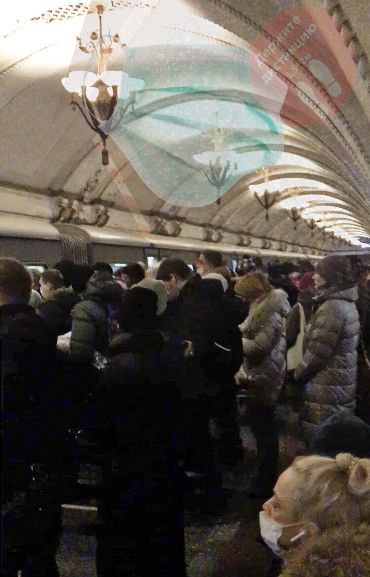 Метро Арбатская. Утро ~8:00 Вт.