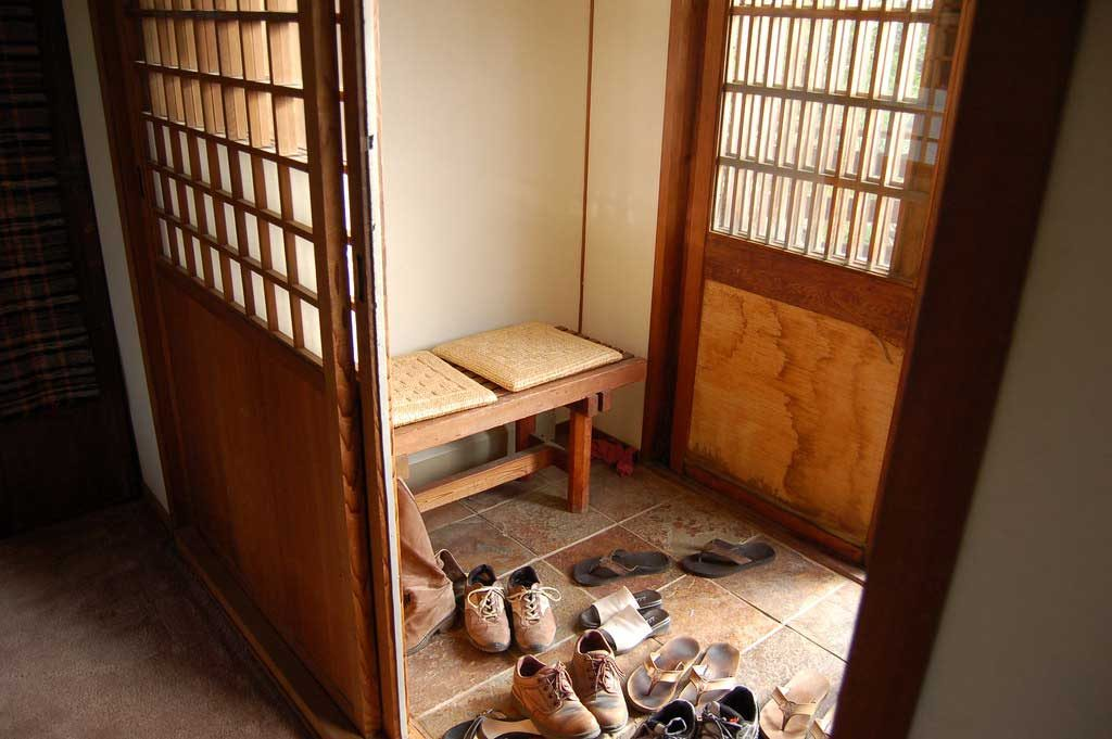 Прихожая какого-то дома.