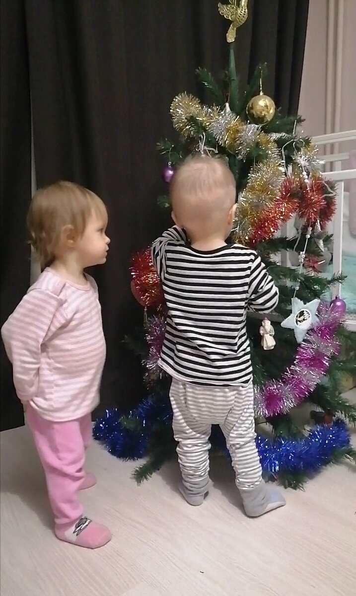 Юля бдит, чтобы брат не снимал игрушки с ёлки)) 