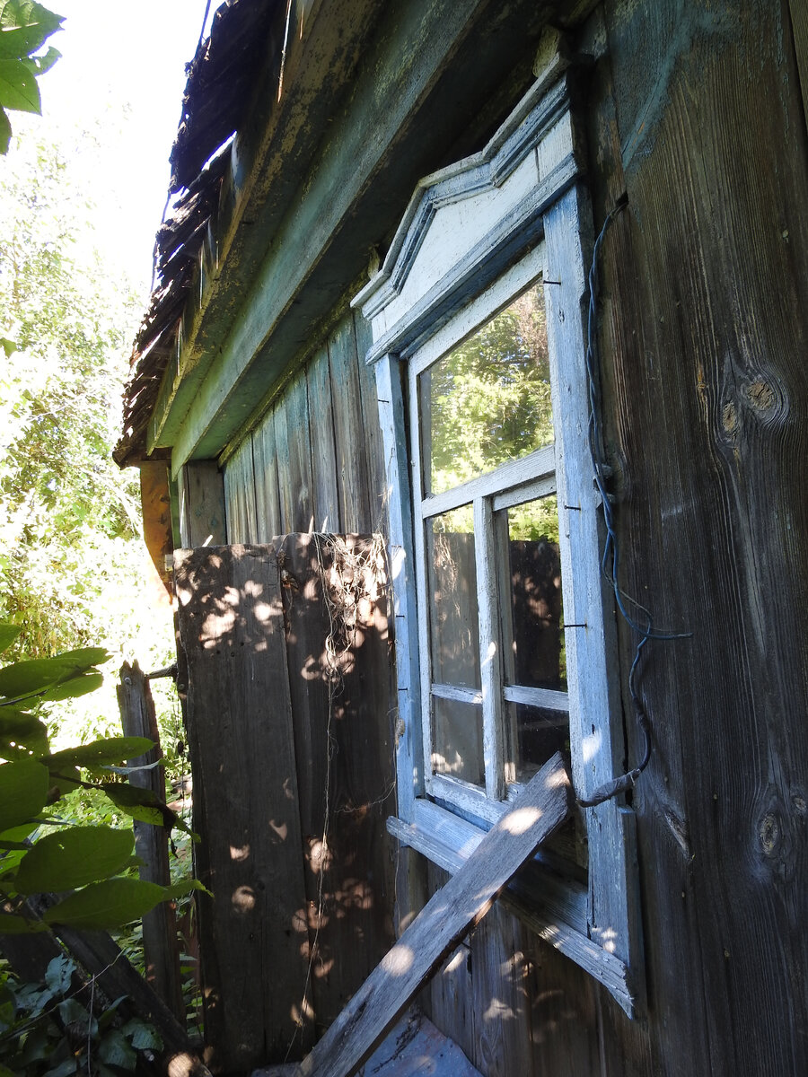 Окна "уставшие", провода оборваны...