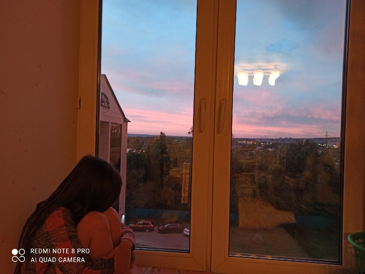 Дочка любуется закатом из окна бывшей квартиры