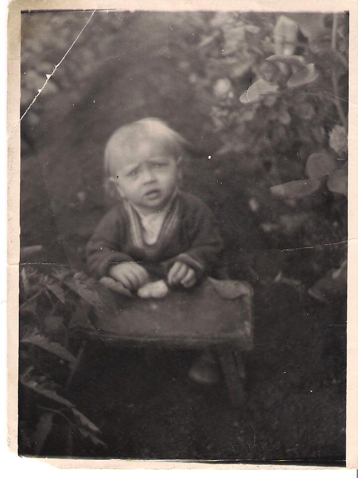 Андрей маленький, пока ещё блондинчик. Между помидоров и роз