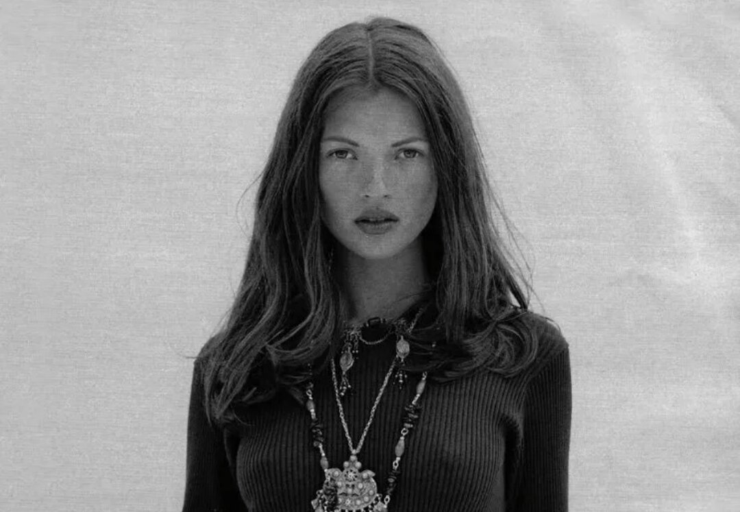 Модели 90х. Kate Moss 1992. Кейт Мосс в молодости культовые фотосессии. Кейт Мосс 1992 Беверли. Мосс в юности с жёстким взглядом.