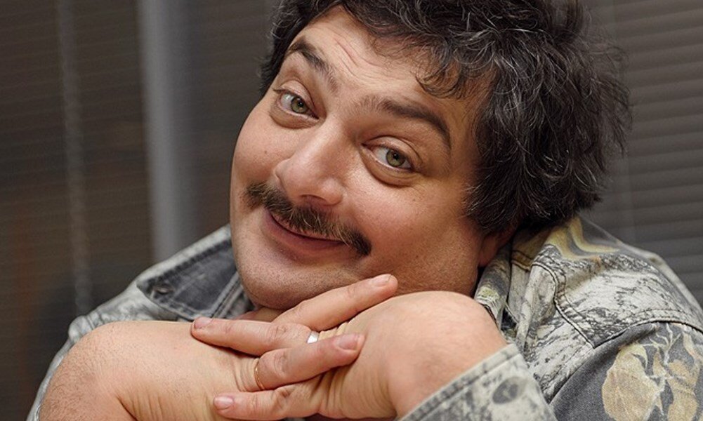 Веселый Дмитрий Быков, заработавший на отъезд в США, читая русским лекции о том, что они - нация лакеев