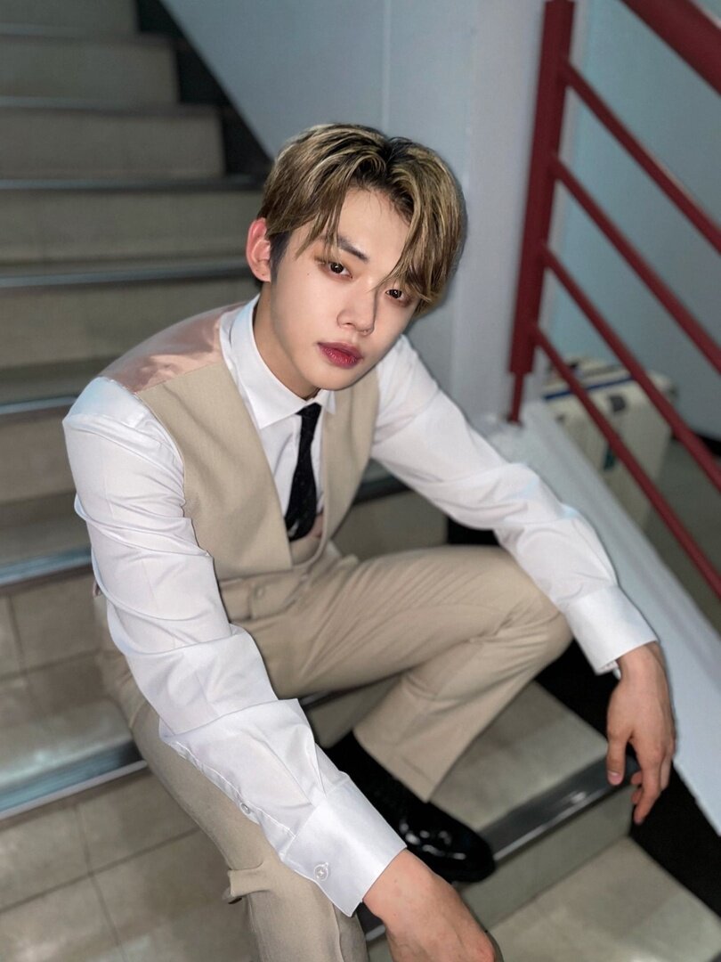 Один из нынешних ведущих шоу Енджун (ТХТ) на ступеньках лестницы. Все мемберы ТХТ уже успели на ней отметиться. Фото взято из интернета.