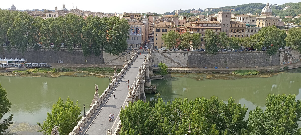 А это мост, который входит в архитектурную группу замка