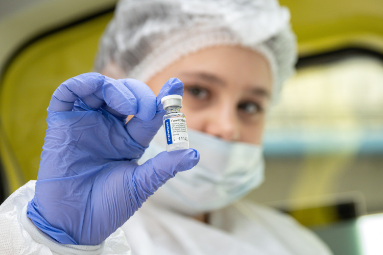 «Мы не знаем, была ли вставка цепочки результатом естественной эволюции — возможно, в процессе рекомбинации у промежуточного млекопитающего или человека — или результатом преднамеренного введения в SARS-подобный вирус в рамках лабораторного эксперимента». Фото: «БИЗНЕС Online»