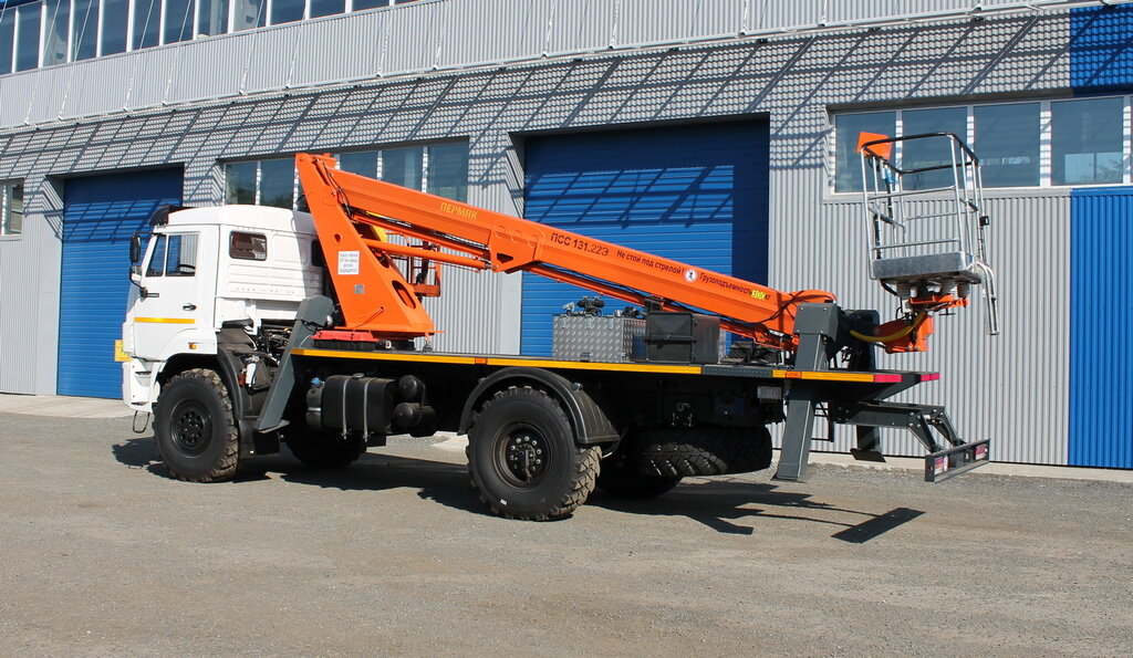 Телескопическая автовышка ПЕРМЯК на шасси КАМАЗ-43502